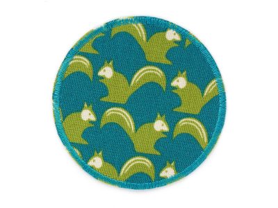 Eichhörnchen-Hosenflicken aus petrolfarbenem Baumwollcanvas mit grünen Eichhörnchen Allover-Muster, Ø 8 cm, runder Bügelflicken für Kinderhosen handmade Berlin