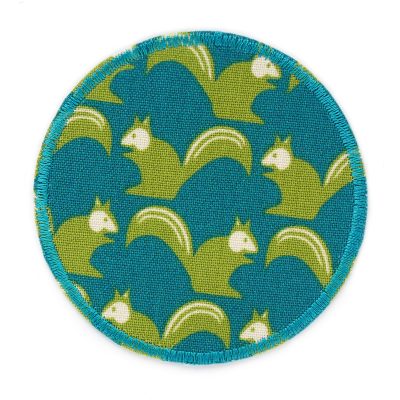Eichhörnchen-Hosenflicken aus petrolfarbenem Baumwollcanvas mit grünen Eichhörnchen Allover-Muster, Ø 8 cm, runder Bügelflicken für Kinderhosen handmade Berlin