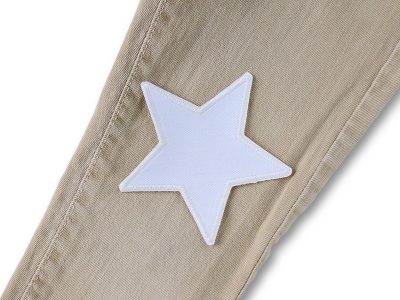 weißer Stern Flicken auf eine helle Jeanshose gebügelt – Stern Canvas weiß-creme 10 x 10 cm auf Jeanshose, Hosenflicken Kinderhosen reparieren handmade Berlin Piratenbande