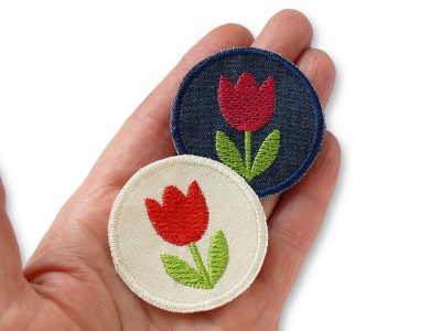 Tulpe Patch zum aufbügeln, gestickte Tulpe auf Jeansstoff als Accessoire oder Flicken in 2 Varianten – Tulpen-Jeansflicken Ø 5 cm beide Farbvarianten, Knieflicken handmade Berlin Piratenbande