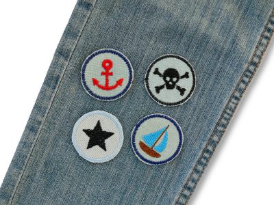 kleine maritime Patches zum aufbügeln im Set zum Sparpreis auf einer Jeanshose – 4 maritime Mini Jeansflicken Ø 4 cm auf Jeanshose aufgebügelt, Anker Totenkopf Segelboot Stern, handmade Berlin Piratenbande
