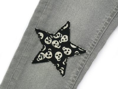 Piraten-Stern-Patch auf Kinderhose aufgebügelt, schwarzer Baumwollstoff 10 x 10 cm mit Totenköpfen, Bügelflicken Hosenflicken Kinderhosen reparieren Piratenbande Berlin