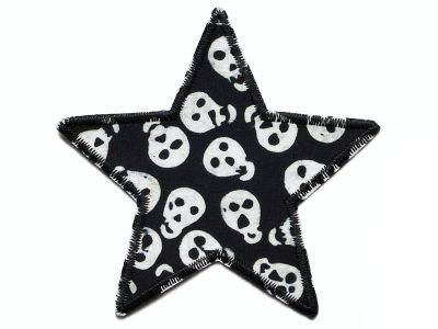 Stern Piraten Totenkopf Stoffflicken zum aufbügeln, schwarzer Baumwollstoff 10 x 10 cm mit hellen Totenköpfen Allover-Muster, Stern-Bügelflicken für Kinderhosen handmade Berlin