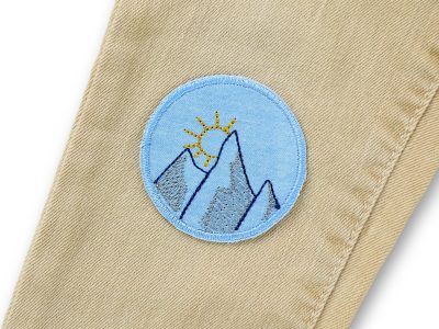 Sonne und Berge Bügelpatch Ø 6 cm aus hellblauem Jeansstoff auf Hose aufgebügelt, gestickter Berg-Aufnäher Fernweh handmade Berlin Piratenbande