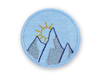 Sonne und Berge Bügelpatch aus hellblauem Jeansstoff mit gesticktem Sonnenuntergang über dunkelblauem Gebirge, Ø 6 cm, Berg-Aufnäher handmade Berlin