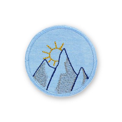Sonne und Berge Bügelpatch aus hellblauem Jeansstoff mit gesticktem Sonnenuntergang über dunkelblauem Gebirge, Ø 6 cm, Berg-Aufnäher handmade Berlin