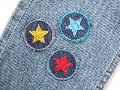 Mini gestickte Stern Patches aus Jeansstoff in 3 Farben auf einer Jeanshose – Mini Stern-Bügelflicken Ø 4 cm, Stern-Aufnäher für Kinderhosen und Jeans handmade Berlin Piratenbande