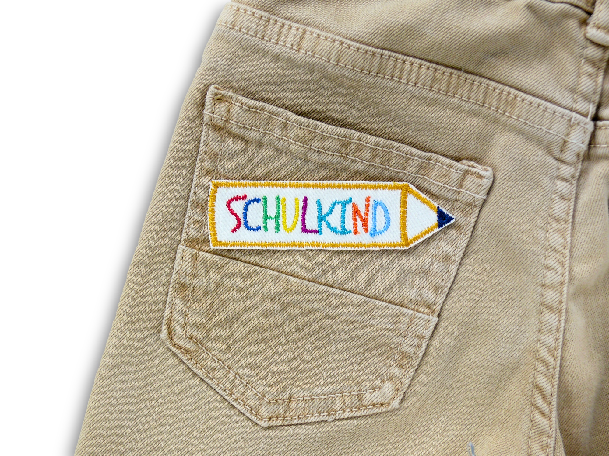 Schulkind Patch auf Hose aufgebügelt, weißer Jeansstoff 9 x 2,5 cm mit bunter Schulkind-Aufschrift, Aufnäher Geschenk Einschulung handmade Berlin