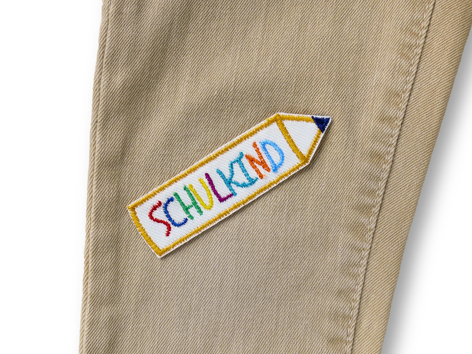 Schulkind Bügelpatch 9 x 2,5 cm auf Jeanshose, weißer Jeans mit gesticktem Bleistift Schulkind bunt, Einschulungs-Aufnäher handmade Berlin Piratenbande