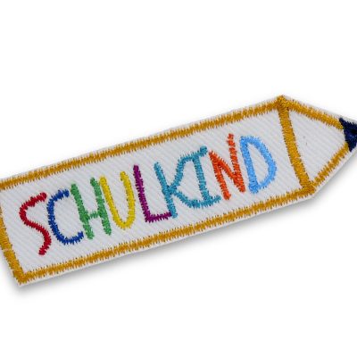 Schulkind Aufnäher Bügelpatch 9 x 2,5 cm – gestickter Bleistift mit Schulkind Aufschrift in bunten Regenbogen-Buchstaben auf weißem Jeansstoff, Einschulungs-Patch handmade Berlin