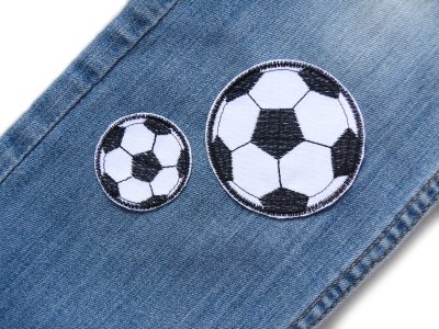 Fußball Flicken zum aufbügeln, Stoff-Flicken Fussball gestickt, handmade in Berlin, 2 Größen – gestickter Fußball Patch 6,5 cm und 4 cm auf Baumwollstoff, Fußball-Bügelflicken handmade Berlin Piratenbande