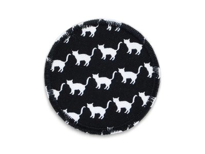 Katzen Bügelflicken aus schwarzem Baumwollstoff mit kleinen weißen Katzen Allover-Muster, Ø 6 cm, runder Katzen-Hosenflicken zum Aufbügeln handmade Berlin