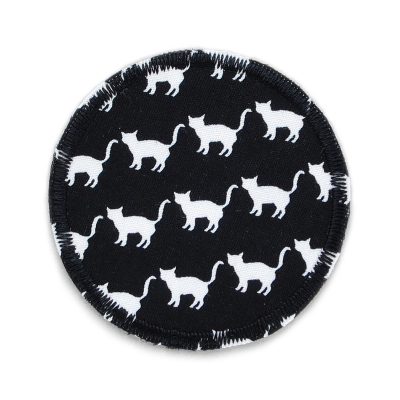 Katzen Bügelflicken aus schwarzem Baumwollstoff mit kleinen weißen Katzen Allover-Muster, Ø 6 cm, runder Katzen-Hosenflicken zum Aufbügeln handmade Berlin