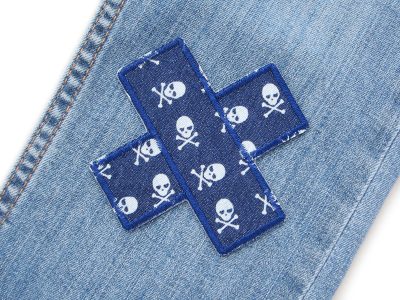 Totenkopf Hosenpflaster auf Jeans oder Kinderhose aufgebügelt, dunkelblauer Jeansstoff 9 x 9 cm mit hellen Totenköpfen Allover, Piraten Knieflicken handmade Berlin Piratenbande