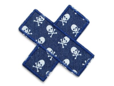 Hosenpflaster Jeans Totenköpfe, Piraten Flicken zum aufbügeln für Kinder – Totenkopf Pflaster Bügelflicken aus dunkelblauem Jeansstoff 9 x 9 cm mit hellen Totenköpfen Allover, Kinderhosen reparieren handmade Berlin