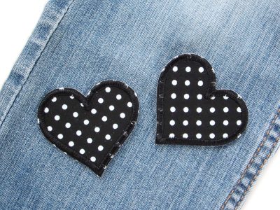 Schwarz-weiße Pünktchen-Herz Patches auf Jeans oder Kinderhose aufgebügelt, schwarzer Baumwollstoff 5,5 x 5 cm mit weißen Punkten, herzförmige Bügelflicken handmade Berlin Piratenbande
