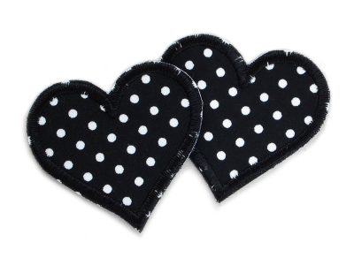 Kleine Herz Aufnäher zum aufbügeln mit Pünktchen in schwarz – 2 herzförmige Bügelflicken aus schwarzem Baumwollstoff mit weißen Punkten, jeweils 5,5 x 5 Herz-Flicken handmade Berlin