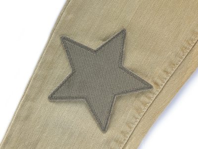 Taupe-brauner Stern-Cordflicken auf Cordhose aufgebügelt, Baumwollcord 10 x 10 cm, Cord-Bügelflicken Hosenflicken Kinderhosen reparieren Piratenbande Berlin
