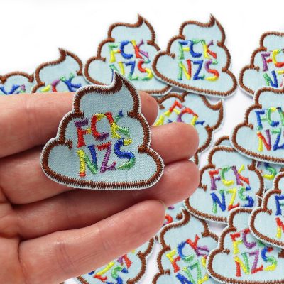 Patch Fck Nzs, Statement Aufnäher zum aufbügeln gegen Rechts, 4,5 cm, gestickt auf hellblauen Jeansstoff in Regenbogenfarben, handmade in Berlin