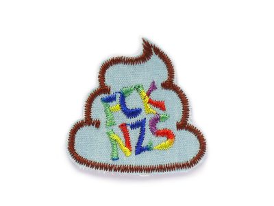 Patch Fck Nzs, Statement Aufnäher zum aufbügeln gegen Rechts, 4,5 cm, gestickt auf hellblauen Jeansstoff in Regenbogenfarben, handmade in Berlin