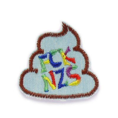 Patch Fck Nzs, Statement Aufnäher zum aufbügeln gegen Rechts, 4,5 cm, gestickt auf hellblauen Jeansstoff in Regenbogenfarben, handmade in Berlin