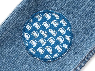 Oldtimer Hosenflicken blau-petrol Ø 7 cm auf Kinderhose aufgebügelt, Baumwollcanvas mit hellen Retro-Autos, Knieflicken Kinderhosen reparieren handmade Berlin Piratenbande