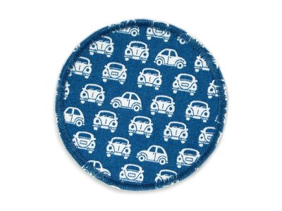 runder Auto Hosenflicken zum aufbügeln mit hellen Oldtimern auf blauem Untergrund, Bügelflicken für Kinder – Oldtimer Hosenflicken Ø 7 cm blau-petrol Baumwollcanvas mit hellen Retro-Autos, handmade Berlin