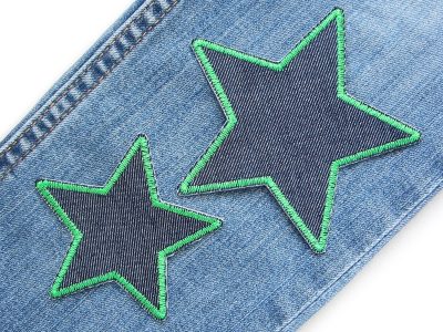 Dunkelblauer Stern-Jeansflicken mit grüner Umrandung auf Jeanshose aufgebügelt, 7,5 cm oder 10 cm, Hosenflicken Kinderhosen reparieren Piratenbande Berlin