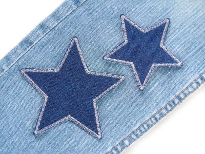 Stern Bügelflicken aus dunkelblauem Jeansstoff mit Rand in hellgrau, 2 Größen – beide Größen 7,5 cm und 10 cm auf Hose aufgebügelt, Hosenflicken Jeanshosen reparieren handmade Berlin Piratenbande