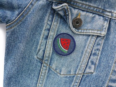 Wassermelonen Mini Patch Ø 4 cm auf Jeansjacke, gesticktes Melonenmotiv dunkelblauer Jeans, Bügelflicken handmade Berlin