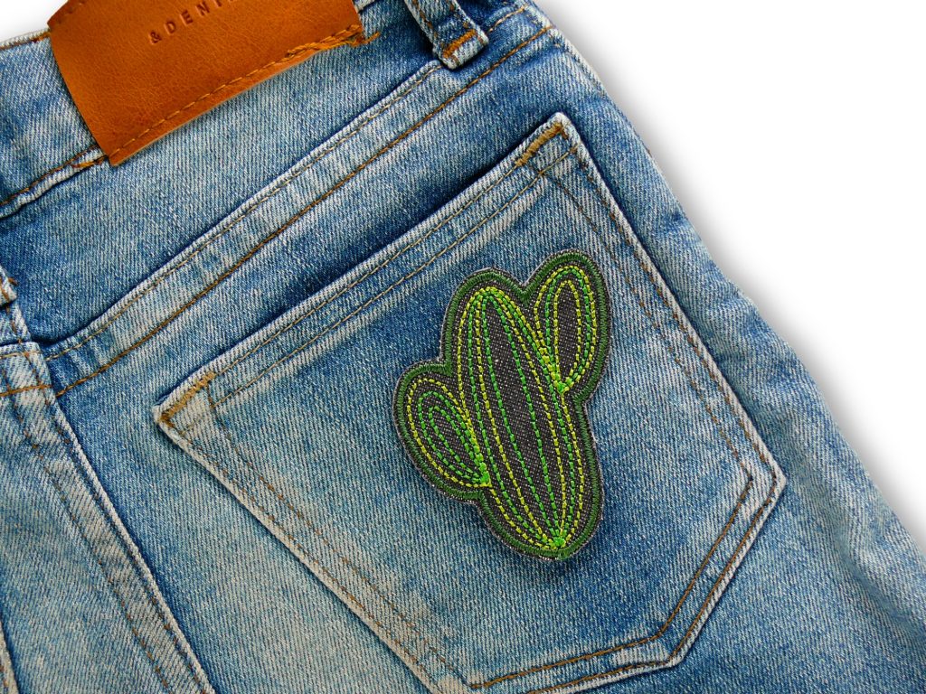 Kaktus Jeansflicken dunkelgrau 6,5 x 5 cm auf Jeanshose, gestickter Kaktus grün auf dunkelgrauem Jeans, Kaktus-Deko-Patch handmade Berlin
