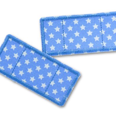2 Stern-Hosenpflaster aus hellblauem Baumwollstoff mit weißen Sternchen, jeweils 7,5 x 3,5 cm Pflasterform, Bügelflicken für Minilöcher in Kinderhosen und Shirts handmade Berlin