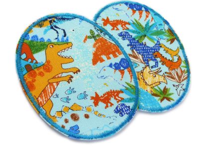 Nahaufnahme Dinosaurier-Knieflicken aus hellblauem Baumwollcanvas, 8 x 10 cm, buntes Dino-Allover auf Hellblau, Bügelflicken handmade Berlin Piratenbande