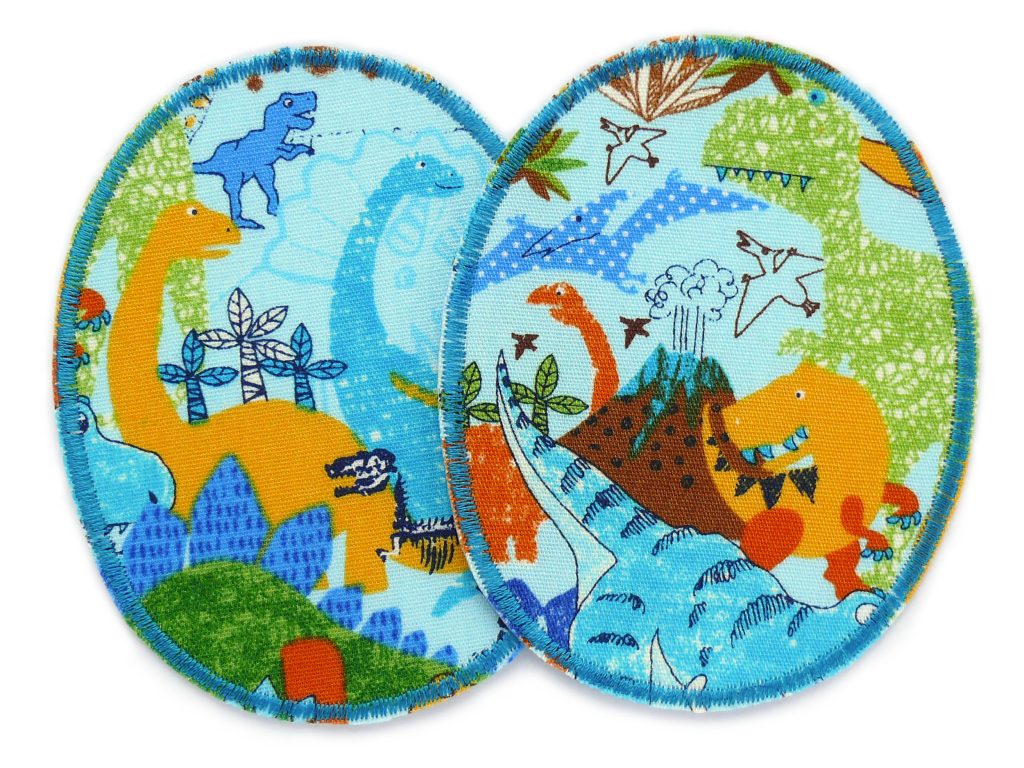 2 Dinosaurier-Knieflicken aus hellblauem Baumwollcanvas mit bunten Dinos Allover-Muster, jeweils 8 x 10 cm, ovale Bügelflicken für Kinderhosen handmade Berlin