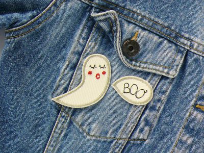 BOO Gespenst Bügelpatch auf Jacke aufgebügelt, naturfarbener Jeans mit gesticktem Gespenst und BOO-Sprechblase, Halloween-Aufnäher handmade Berlin Piratenbande
