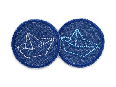 Mini Jeanspatch mit aufgesticktem Papierschiff, 5 cm, kleiner Flicken aus dunkelblauem Jeansstoff, 2 Farben – Papierschiffchen Jeansflicken Ø 5 cm dunkelblau mit hellblauem oder hellgrauem Boot gestickt, Bügelflicken handmade Berlin