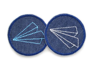 Papierflieger Jeansflicken in 2 Farbvarianten: Hellblau und Hellgrau, jeweils Ø 5 cm, gestickter Mini-Aufnäher auf dunkelblauem Jeansstoff zum Aufbügeln handmade Berlin