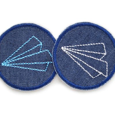 Papierflieger Jeansflicken in 2 Farbvarianten: Hellblau und Hellgrau, jeweils Ø 5 cm, gestickter Mini-Aufnäher auf dunkelblauem Jeansstoff zum Aufbügeln handmade Berlin