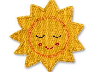 Sonne Bügelpatch aus gelbem Baumwollcanvas mit gestickter lächelnder Sonne, 8 x 8 cm, Sonne Bügelflicken Aufnäher für Jacken Shirts und Taschen handmade Berlin