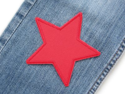 Roter Canvas-Stern auf Jeanshose aufgebügelt, Baumwollcanvas 10 x 10 cm, Stern-Bügelflicken Hosenflicken Kinderhosen reparieren Piratenbande Berlin