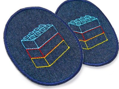 Nahaufnahme Baustein-Knieflicken dunkelblau, Jeansstoff 8 x 10 cm mit gestickten bunten Bausteinen, Hosenflicken Kinderhosen reparieren, ovale Jeansflicken Bügelflicken Piratenbande Berlin