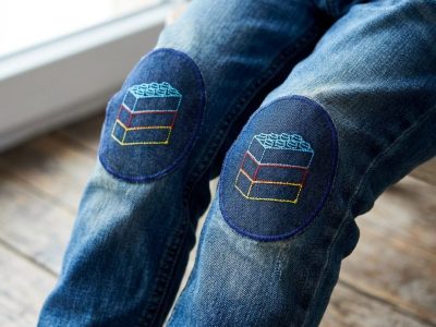Jeansflicken für Kinder mit gestickten bunten Legobausteinen, dunkelblaue Bügelflicken für Kinder, handmade in Berlin