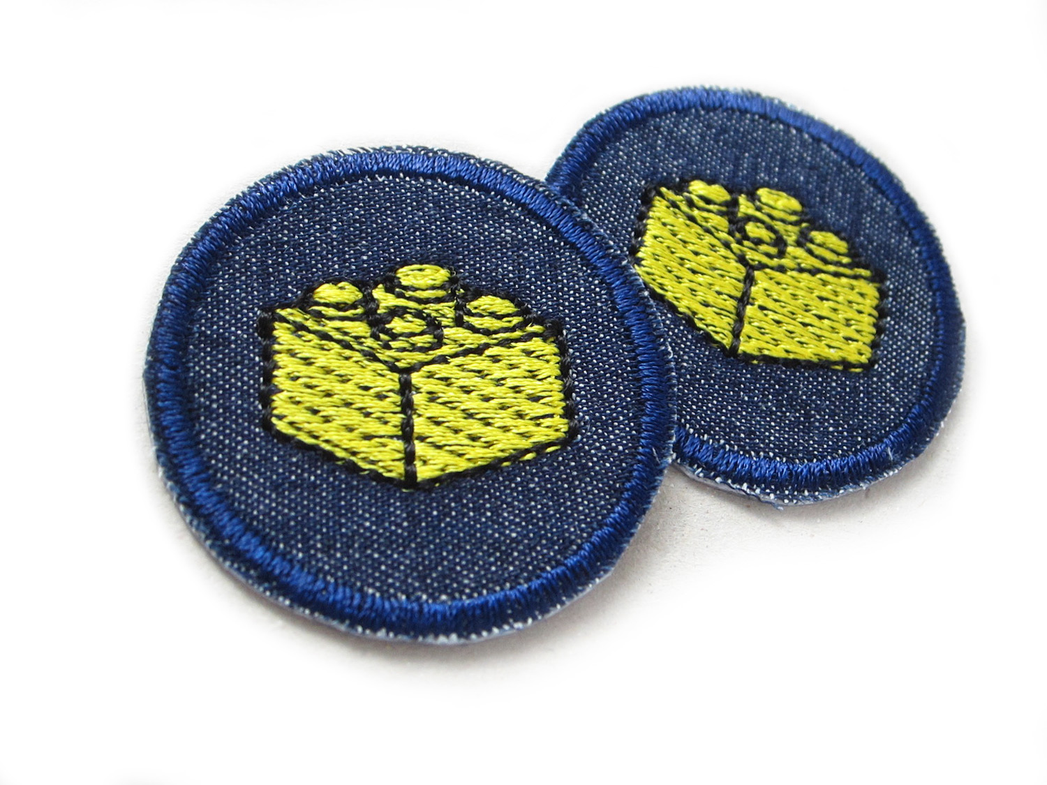 Mini Jeanspatches mit aufgestickten gelben Bausteinen, 4 cm, kleine Flicken aus dunkelblauem Jeansstoff, Bügelflicken für Mini Löcher in Kinderhosen