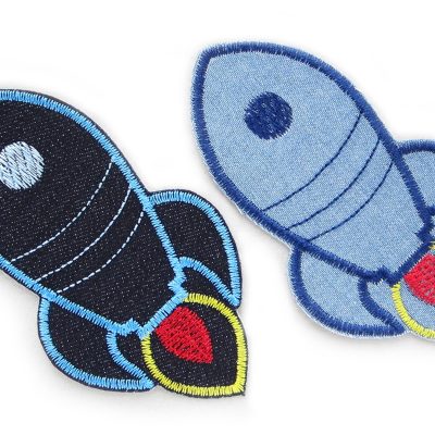 Gestickter Raketen-Jeansflicken aus blauem Jeansstoff in zwei Farbvarianten, 11 x 6 cm, zum Aufbügeln auf Kinderhosen und Jeansjacken, handmade Berlin