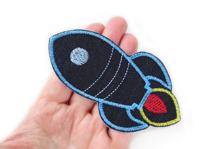 Rakete Jeansflicken dunkelblau 11 x 6 cm, gesticktes Raumschiff mit Schubdüse auf dunkelblauem Jeans, Bügelflicken handmade Berlin Piratenbande