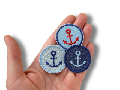 Mini Patches mit Anker zum aufbügeln, auf Jeansstoff, in 3 Farben – Anker Jeansflicken 2er Set Ø 4 cm dunkelblau hellblau und rot auf hellblauem Jeans, Bügelflicken handmade Berlin Piratenbande