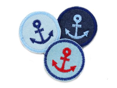 Mini Patches mit Anker zum aufbügeln, gestickt auf Jeansstoff, in 3 Farben – Anker Jeansflicken 2er Set Ø 4 cm dunkelblau hellblau und rot auf hellblauem Jeans, Bügelflicken handmade Berlin