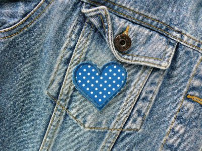 Blau-weiße Pünktchen-Herz-Bügelbilder auf Jeansjacke aufgebügelt, Baumwollstoff 5,5 x 5 cm, herzförmige Aufnäher handmade Berlin