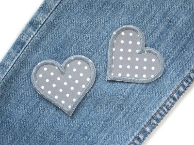 Graue Pünktchen-Herz Patches auf Jeanshose aufgebügelt, grauer Baumwollstoff 5,5 x 5 cm mit weißen Punkten, herzförmige Hosenflicken Aufnäher handmade Berlin Piratenbande