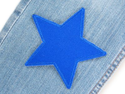 Königsblauer Canvas-Stern auf Jeanshose aufgebügelt, Baumwollcanvas 10 x 10 cm Royal-Blau, Stern-Hosenflicken Kinderhosen reparieren Piratenbande Berlin